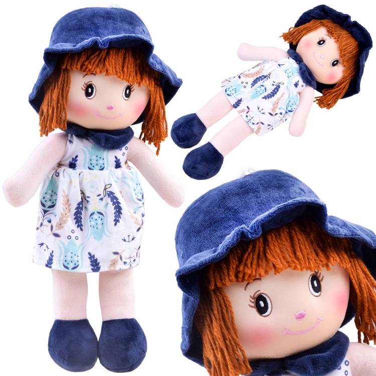 Barna hajú rongybaba kék színű kalapban virágmintás ruhában