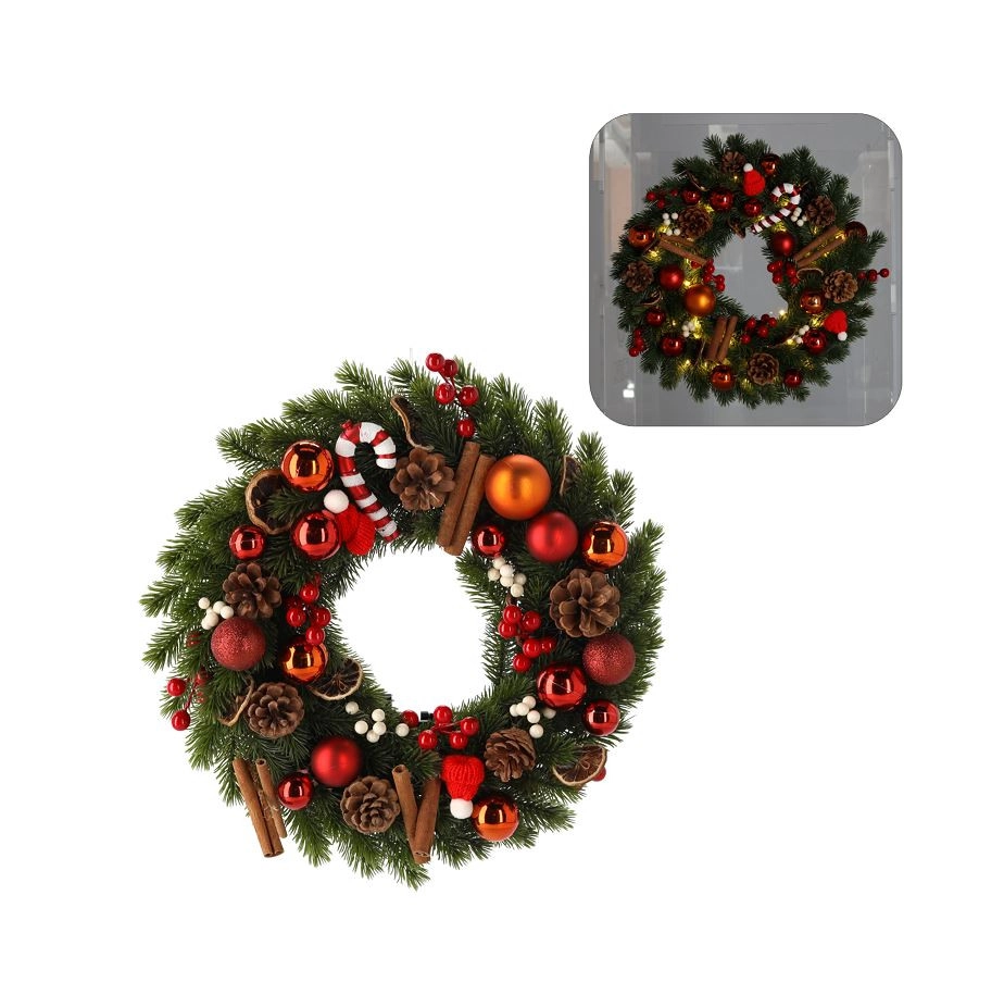 Karácsonyi koszorú LED-es 40 cm – meleg fehér fény, 8 funkcióval, zöld fenyőágakkal és díszítésekkel