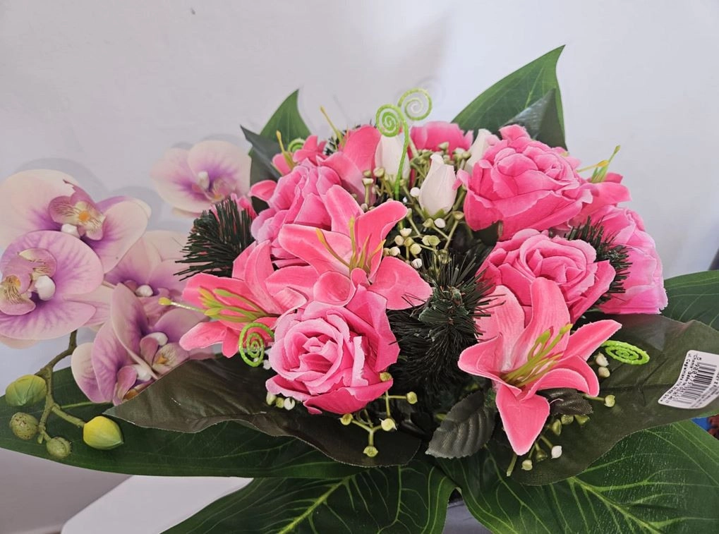 Lila orchidea és rózsaszín rózsa csokor tálban – 50 x 30 cm